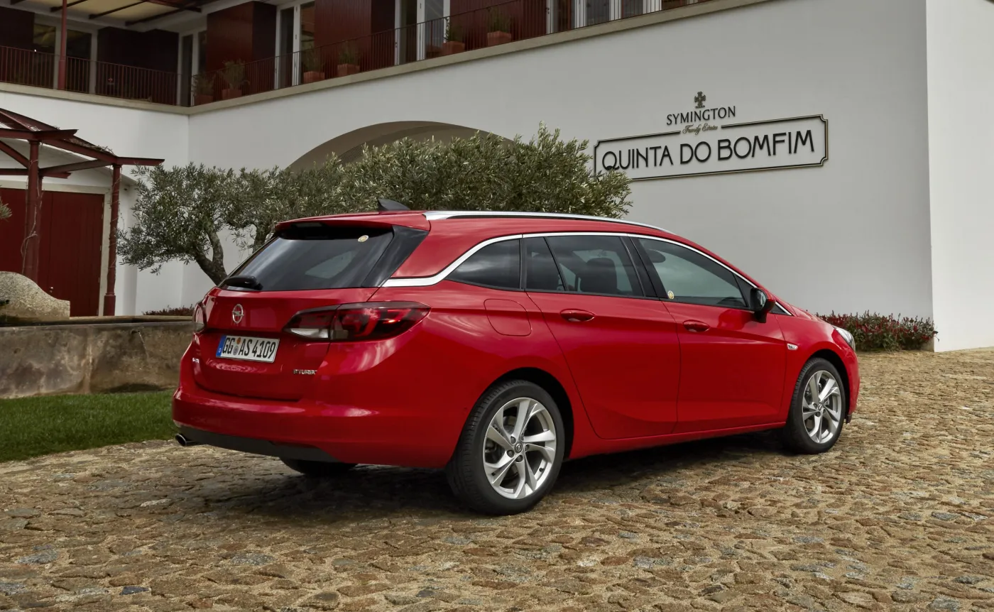 8861261-opel-astra-sports-tourer.jpg