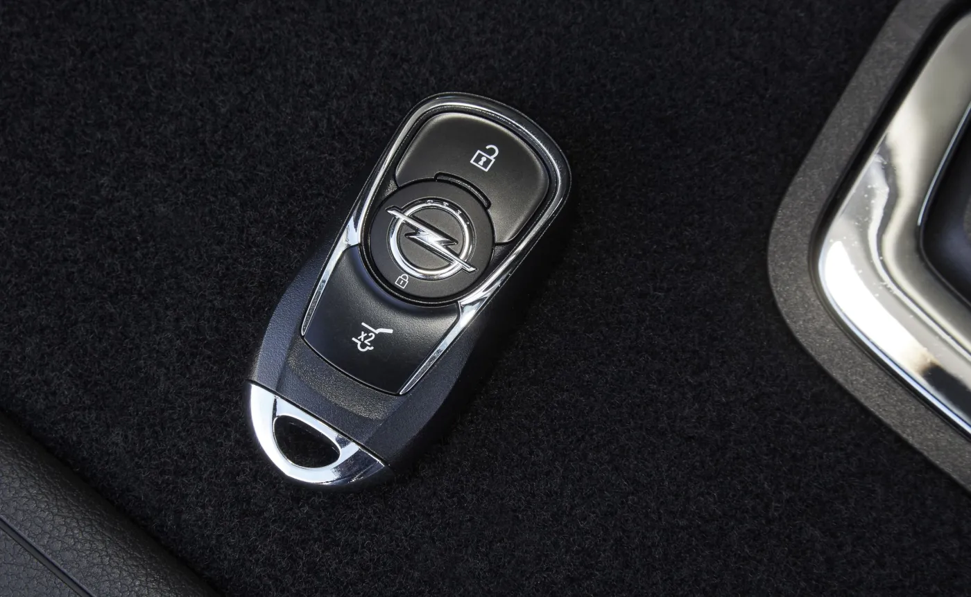 8861293-opel-astra-sports-tourer.jpg