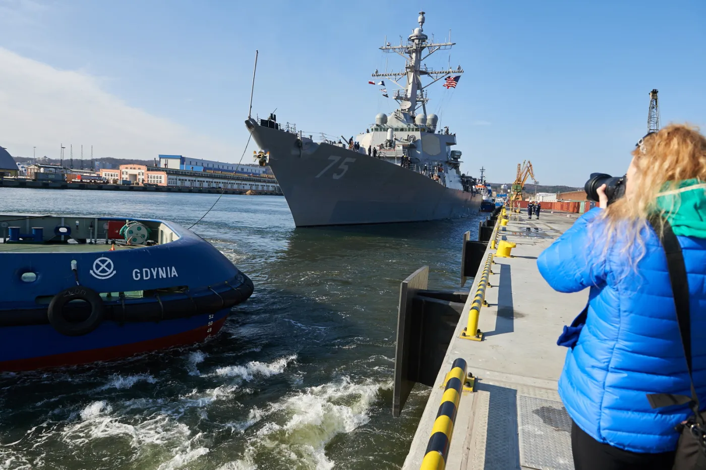 8915103-uss-donald-cook-w-gdyni.jpg