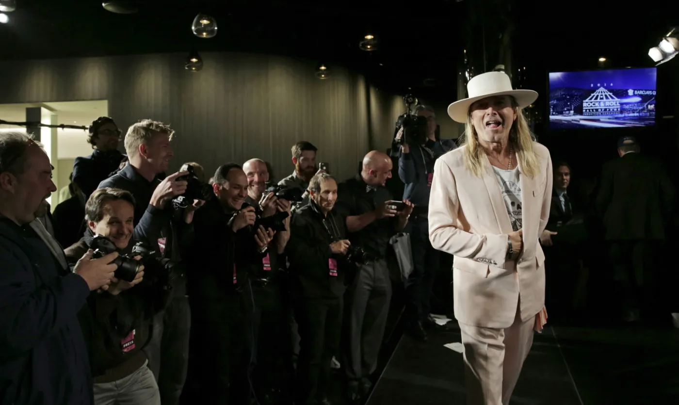 8922339-cheap-trick-robin-zander.jpg