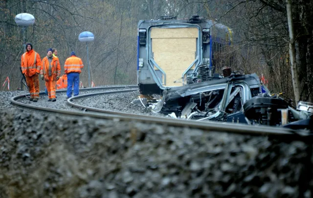 Niemcy: Dyspozytor doprowadził do katastrofy pociągów, bo grał na smartfonie
