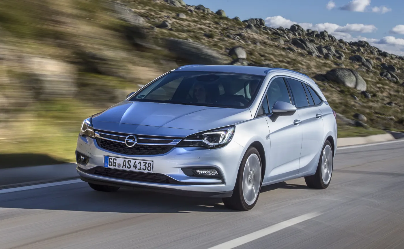 8954647-opel-astra-sports-tourer.jpg