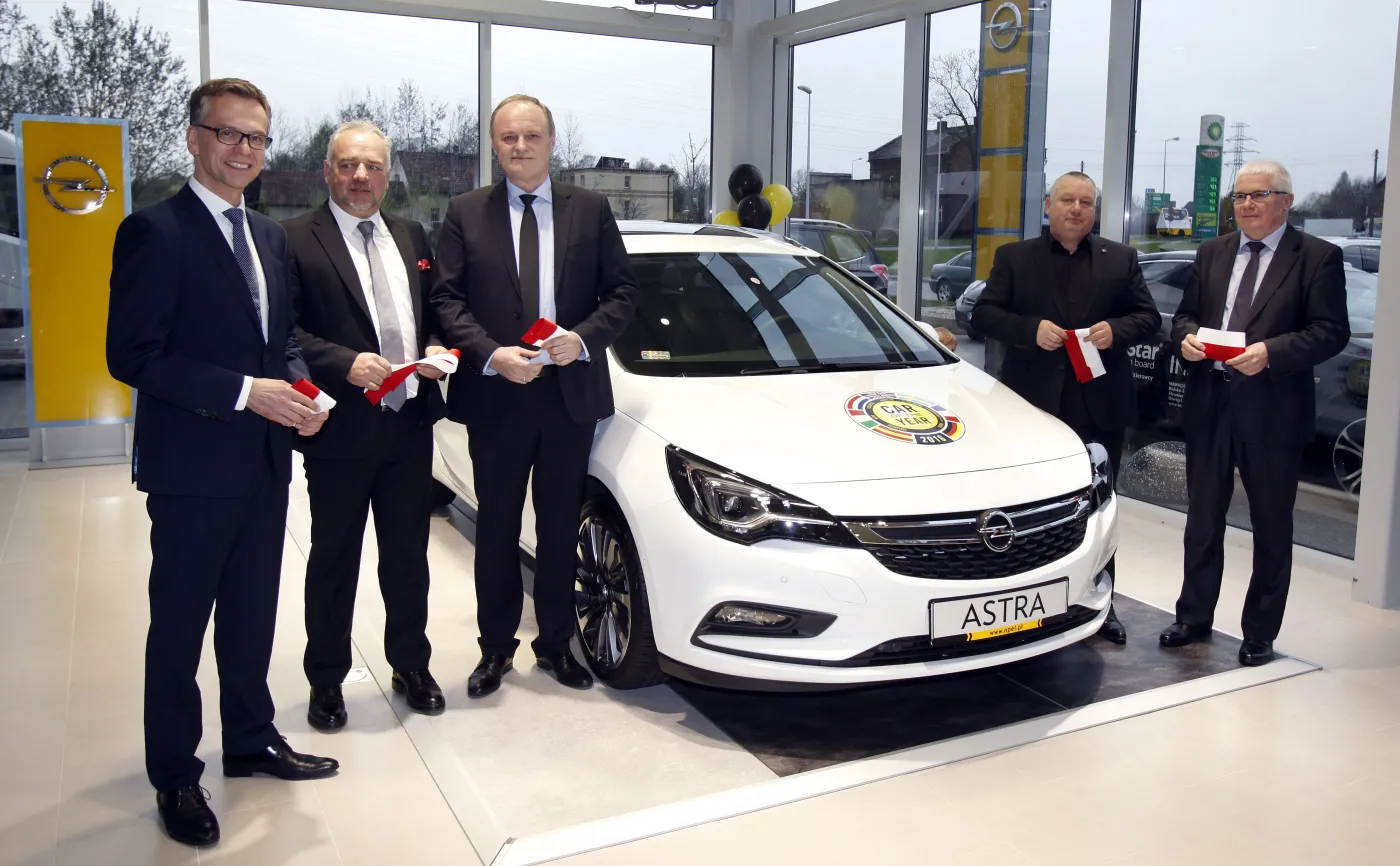 8954194-opel-astra-sports-tourer.jpg