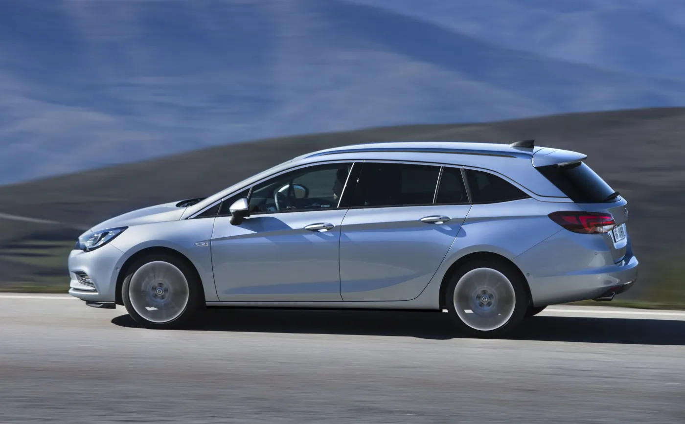 8955016-opel-astra-sports-tourer.jpg