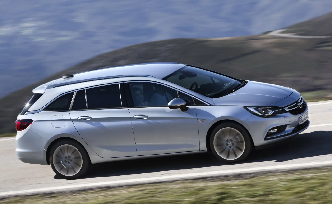 8955048-opel-astra-sports-tourer.jpg