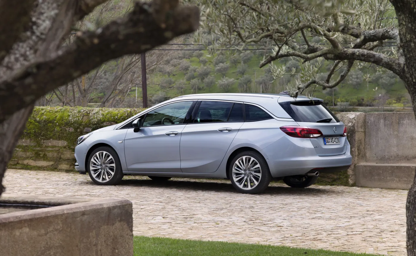 8955112-opel-astra-sports-tourer.jpg