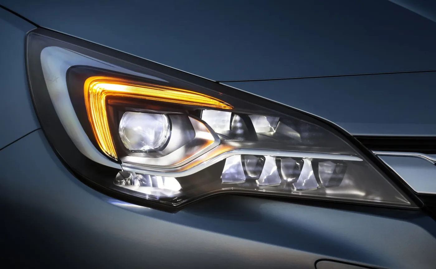 8955144-opel-astra-sports-tourer.jpg