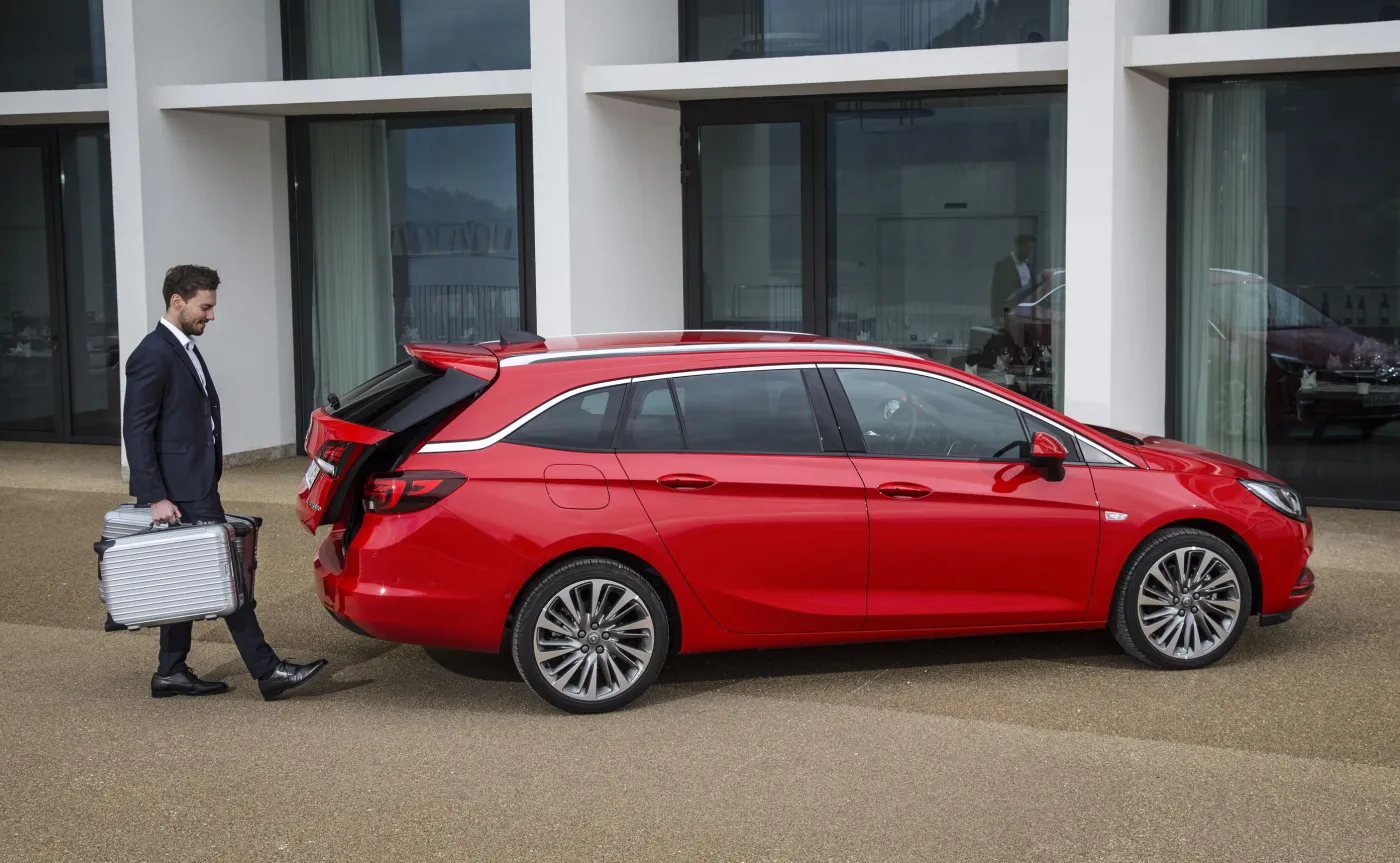 8955271-opel-astra-sports-tourer.jpg
