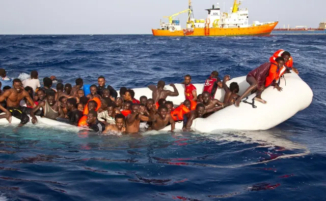 U wybrzeży Libii zatonął statek. Mogło zginąć nawet 500 imigrantów