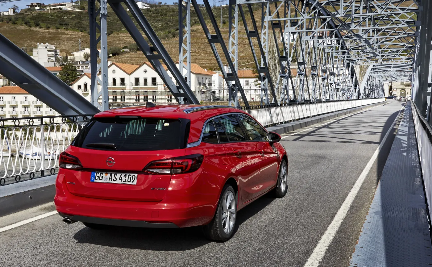 8860360-opel-astra-sports-tourer.jpg