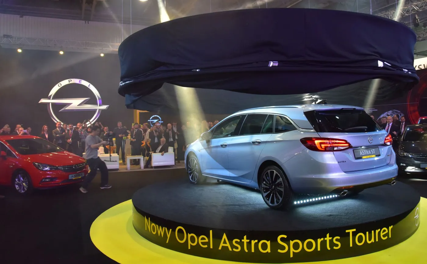 8613051-opel-astra-sports-tourer.jpg