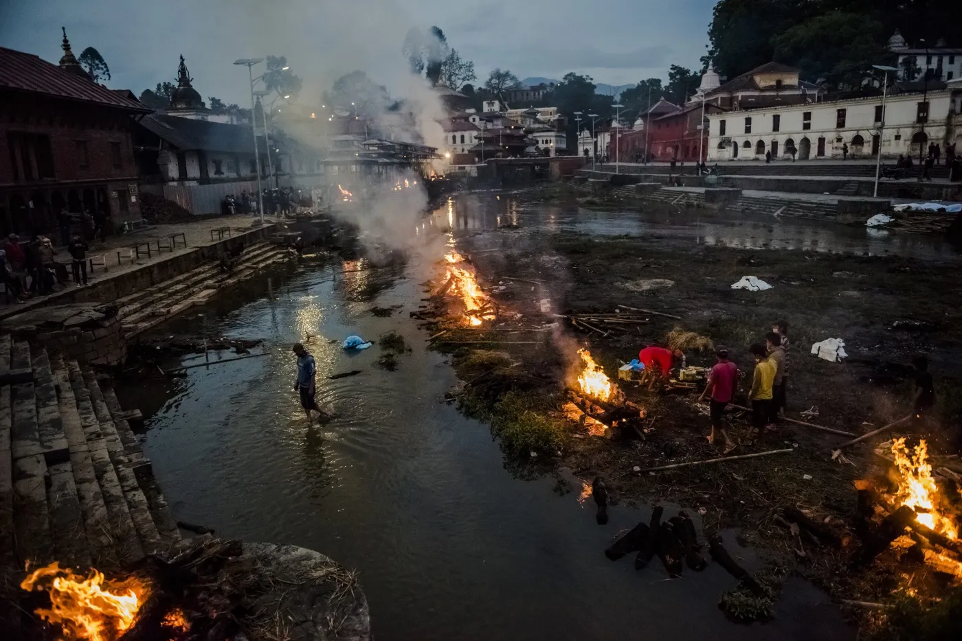 8750372-stosy-pogrzebowe-w-nepalu.jpg
