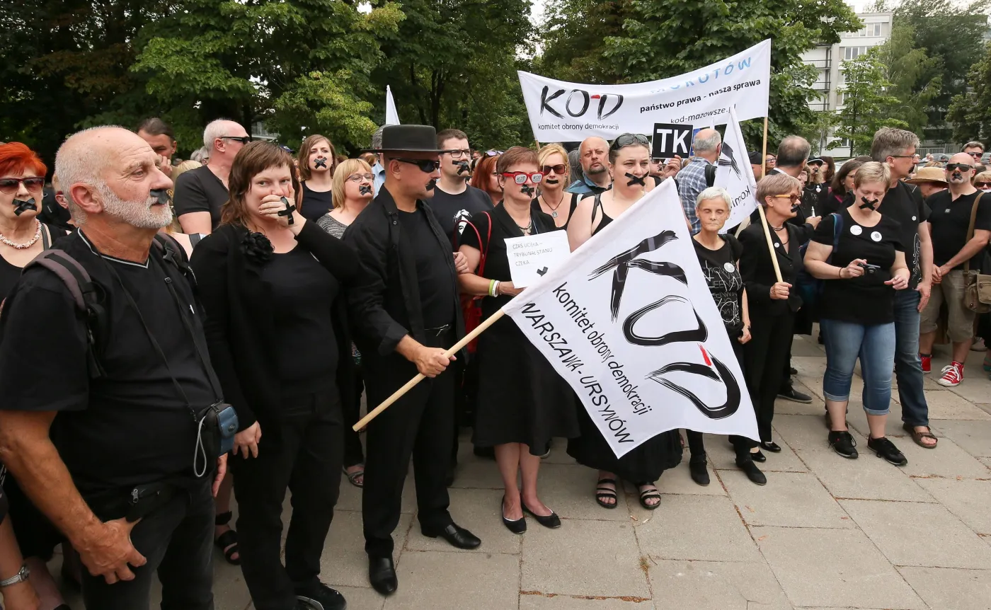 Czarny protest KOD w obronie TK. Działacze przyszli pod Sejm z zaklejonymi ustami [ZDJĘCIA]