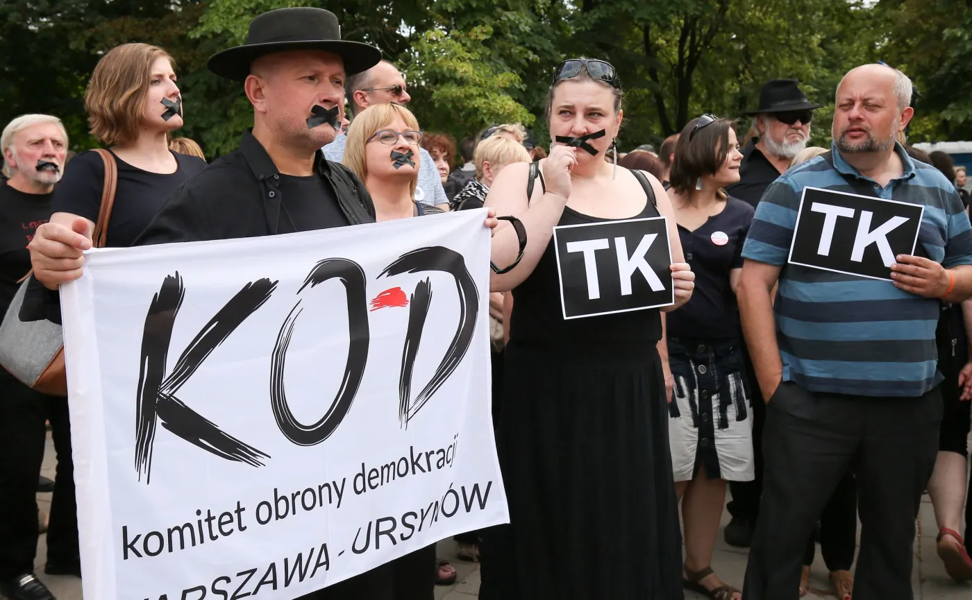 9257088-protest-kod-przed-sejmem.jpg