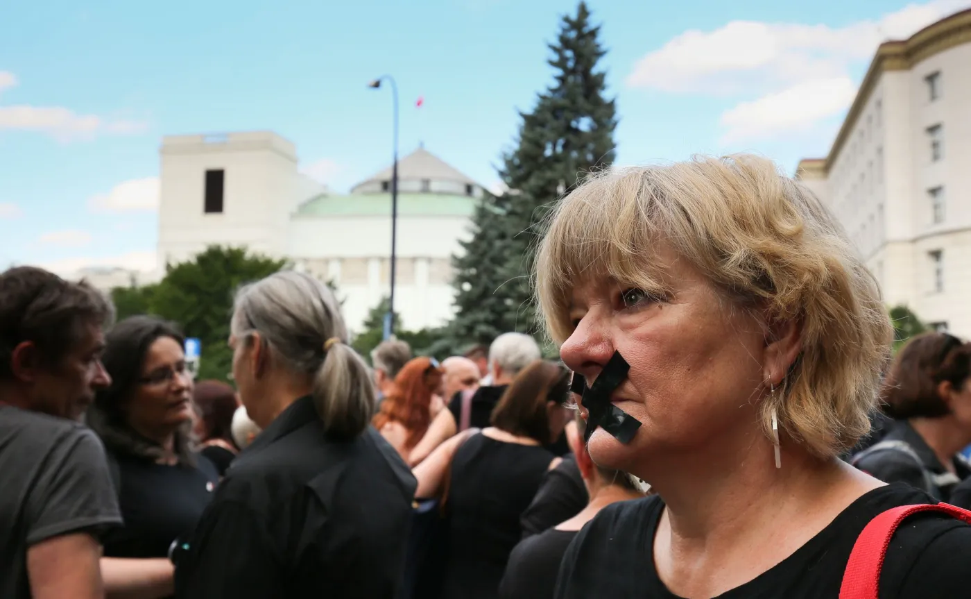 9257184-protest-kod-przed-sejmem.jpg