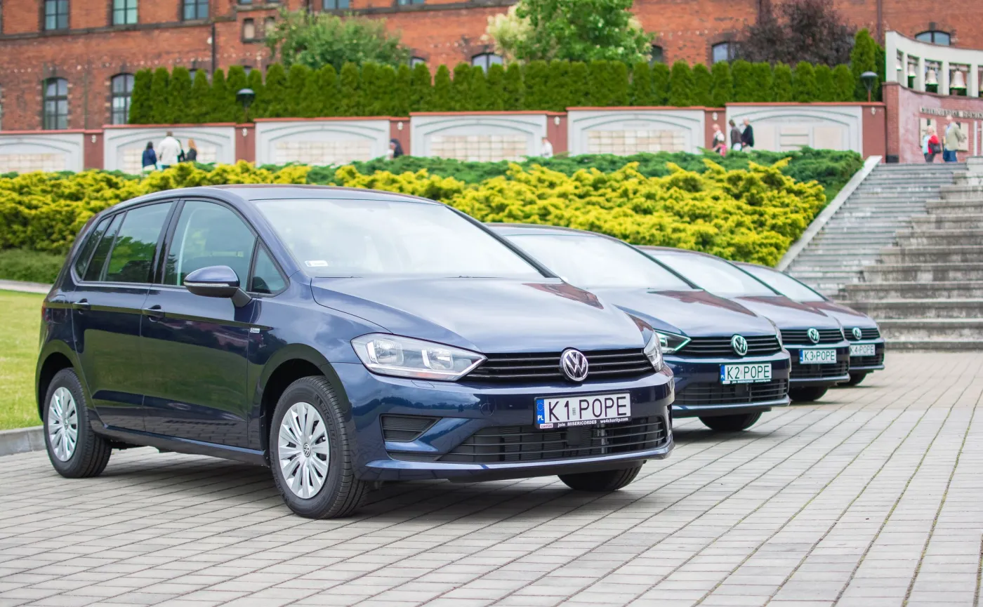 9317728-volkswagen-golf-sportsvan.jpg