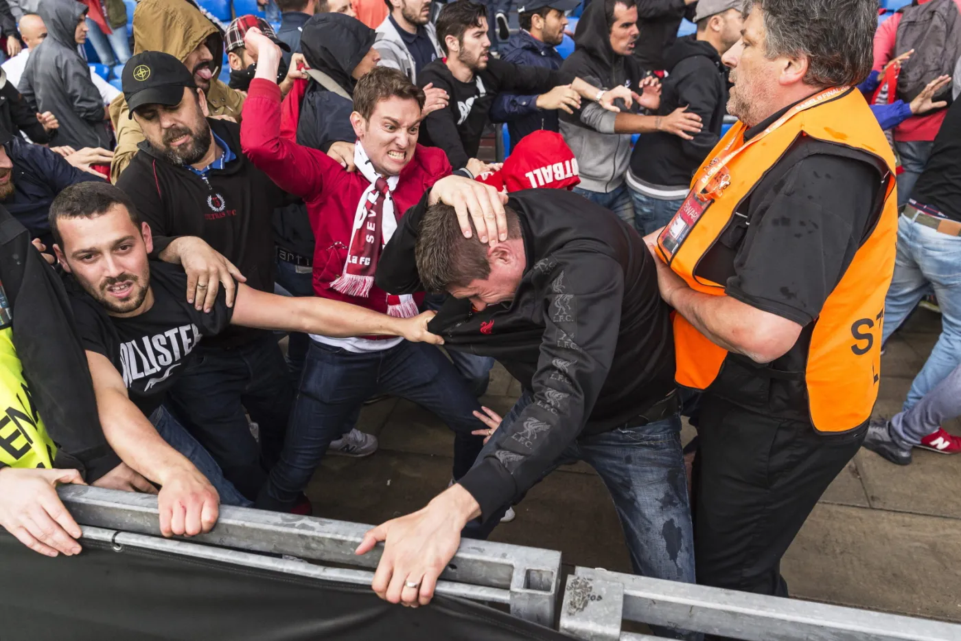 Skandal podczas finału. Na trybunach doszło do bójki kibiców Liverpoolu i Sevilli