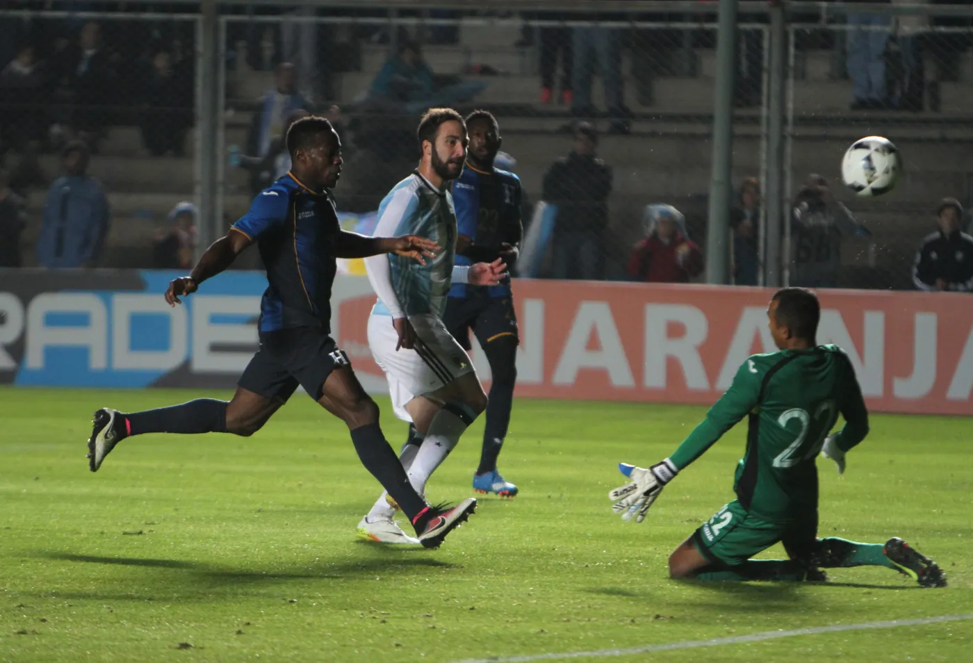 Gonzalo Higuain (w środku)