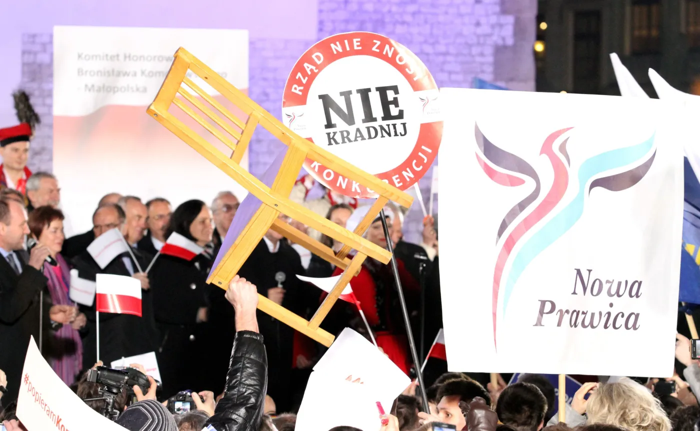 Kraków, 08.03.2015 roku. Spotkanie ubiegającego się o reelekcję prezydenta Bronisława Komorowskiego z wyborcami w Krakowie, które zakłócili protestujący działacze Nowej Prawicy. Protestujący przynieśli ze sobą krzesło i skandowali "Gdzie jest szogun?"