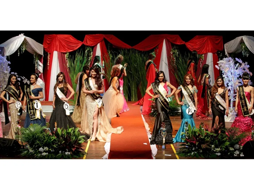 9605285-miss-waria-indonesia-2016.jpg