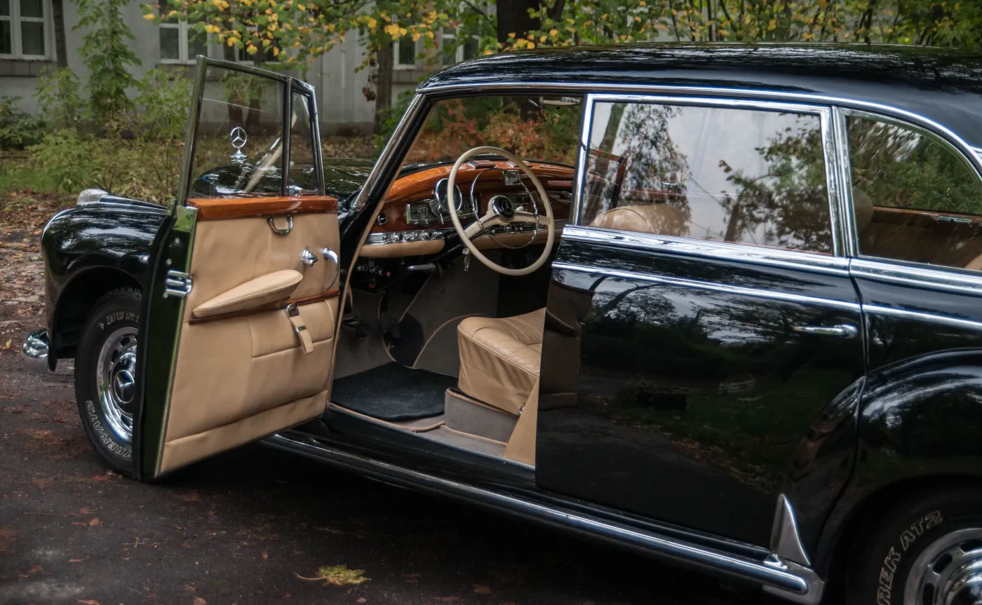 9697683-mercedes-300d-adenauer.jpg