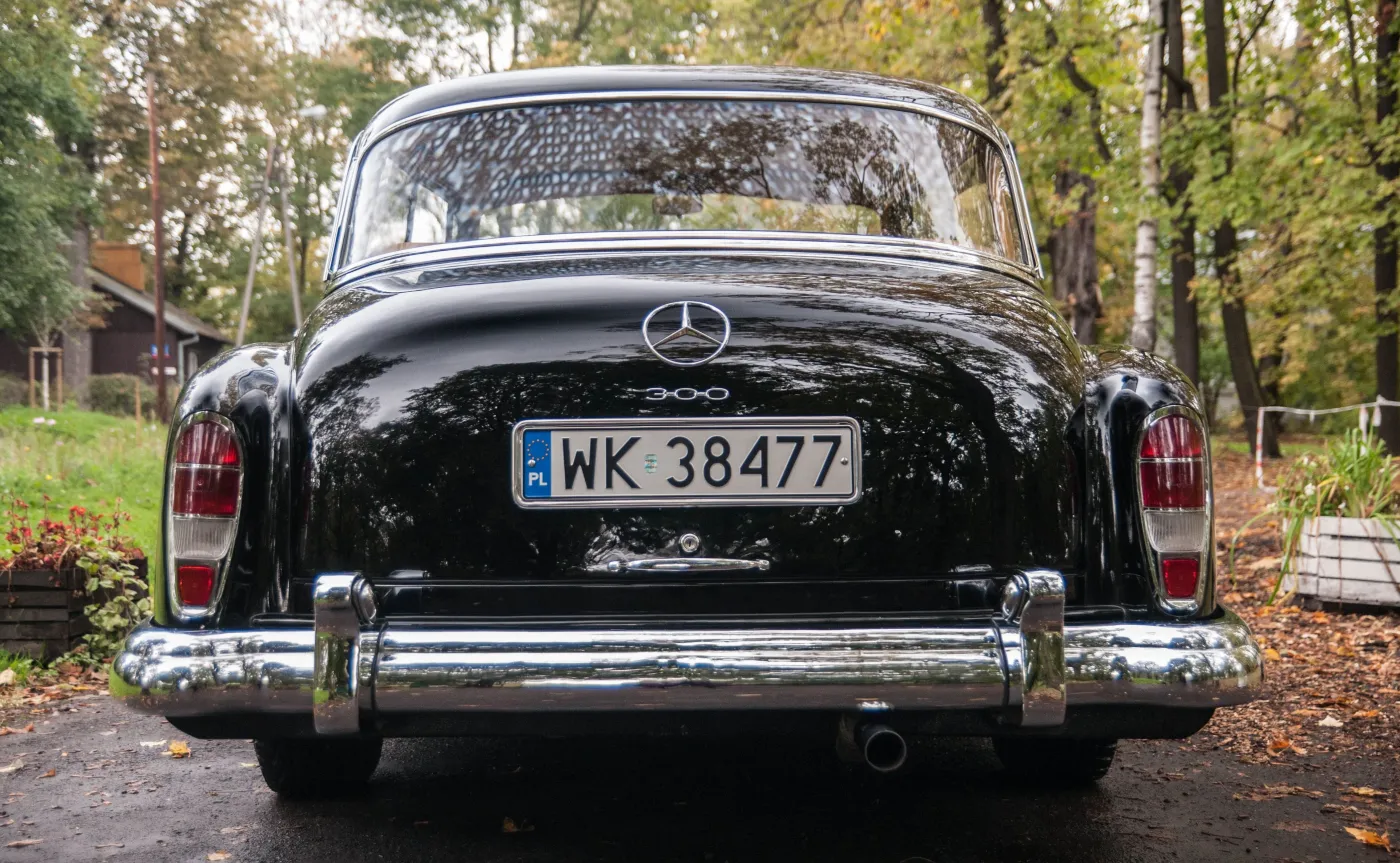 9697299-mercedes-300d-adenauer.jpg