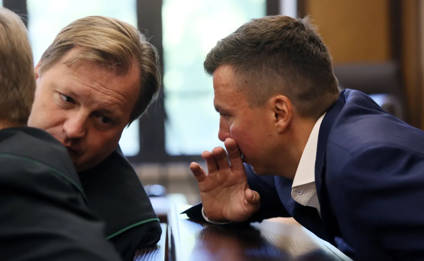 Marek Falenta (P) z obrońcą, mec. Markiem Małeckim (L) w Sądzie Okręgowym w Warszawie