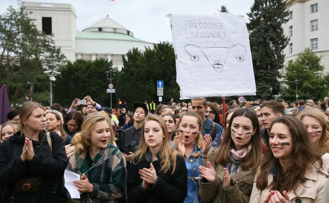 9468808-demonstracje-przed-sejmem.jpg