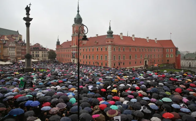 #CzarnyProtest. Wielkie demonstracje na ulicach polskich miast. Murem za Polkami stanęła też zagranica [ZDJĘCIA]