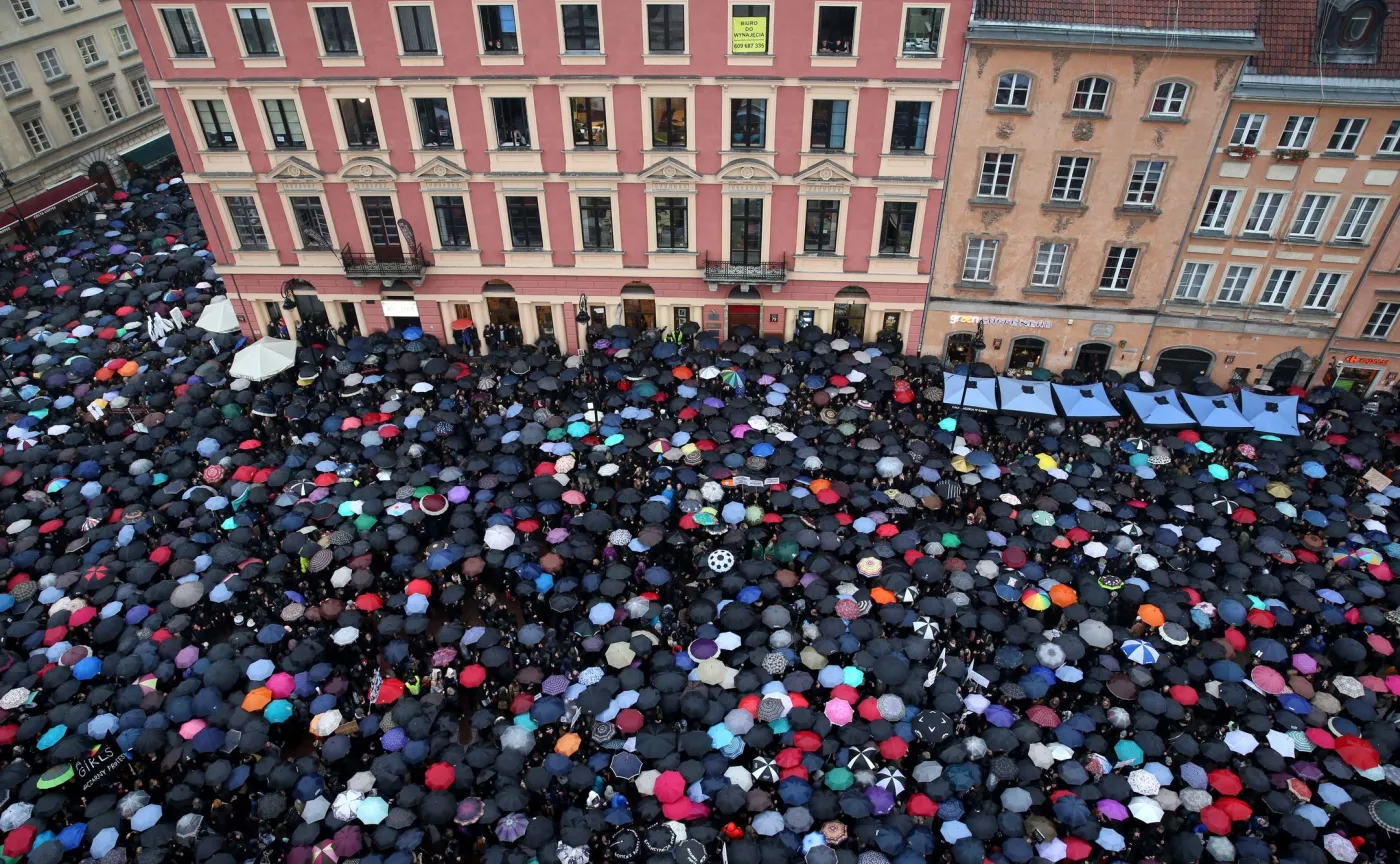 9497814-protest-na-placu-zamkowym.jpg