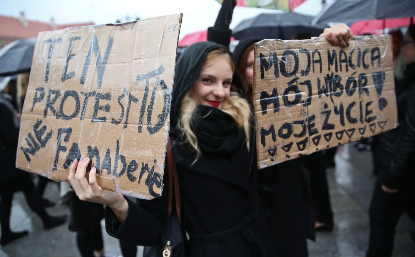 9497846-protest-na-placu-zamkowym.jpg