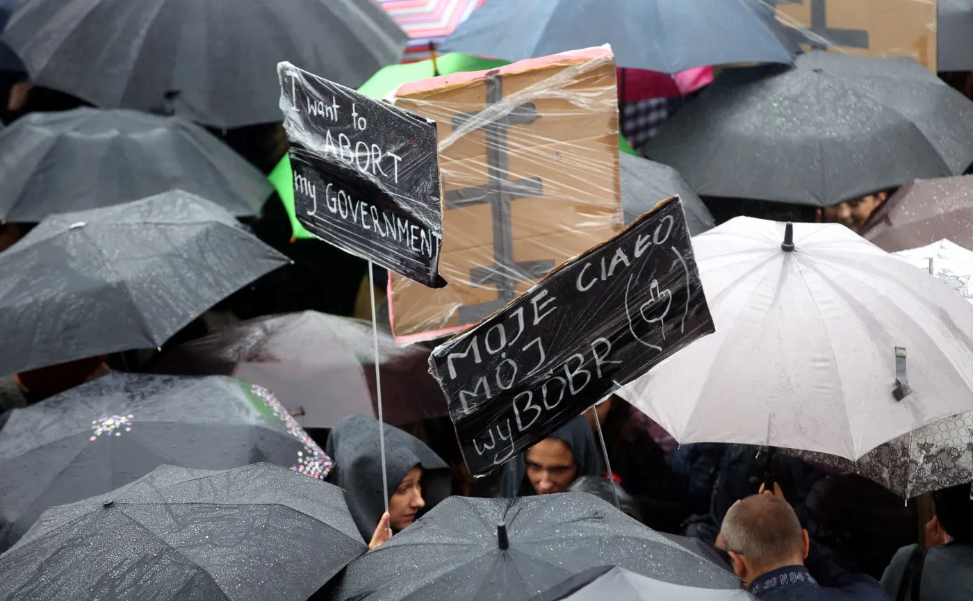 9497910-protest-na-placu-zamkowym.jpg