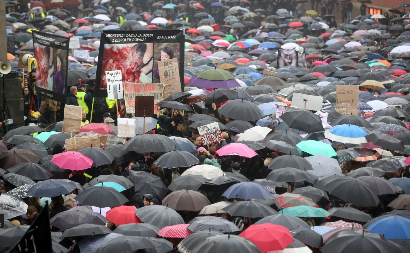 9498004-protest-na-placu-zamkowym.jpg