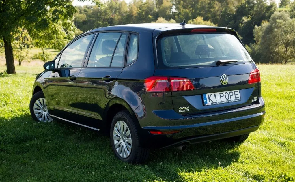 9476485-volkswagen-golf-sportsvan.jpg
