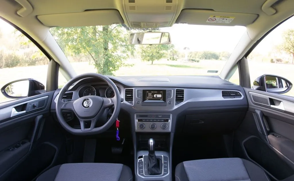 9476607-volkswagen-golf-sportsvan.jpg