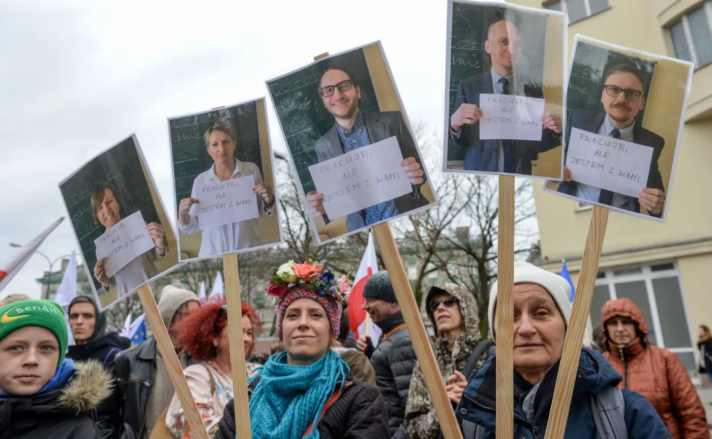 10007705-manifestacja-przed-men.jpg