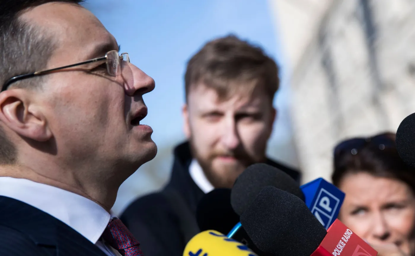Morawiecki w Ameryce krytykuje sądy w Polsce: Przeszły z PRL do III RP suchą nogą bez głębszej transformacji