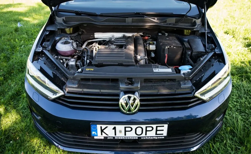 9476545-volkswagen-golf-sportsvan.jpg