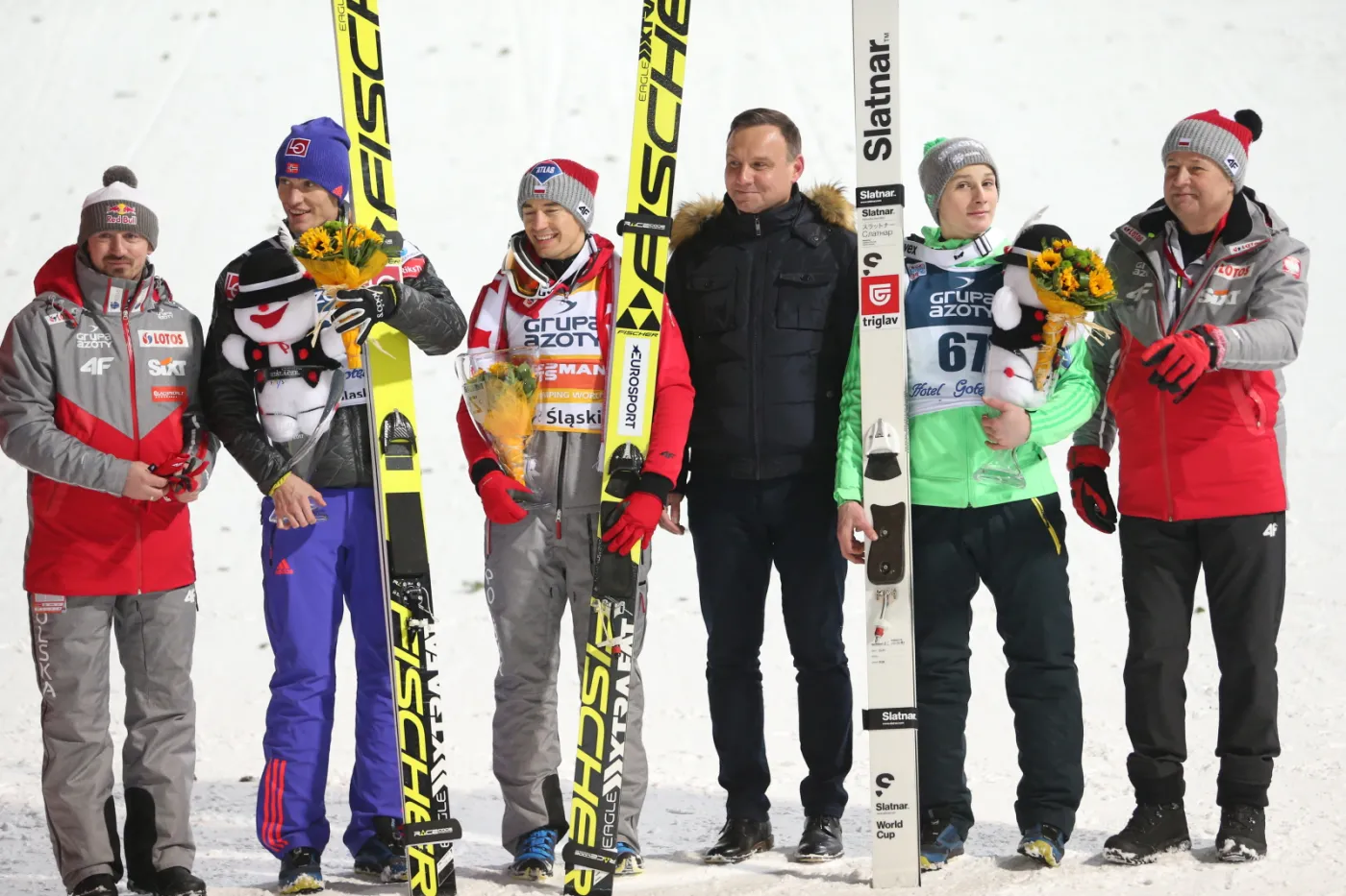 Od lewej: koordyantor ds. skoków w PZN Adam Małysz, Norweg Daniel Andre Tande - 2. miejsce, Polak Kamil Stoch - 1. miejsce, prezydent RP Andrzej Duda, Słoweniec Domen Prevc - 3. miejsce i prezes PZN Apoloniusz Tajner