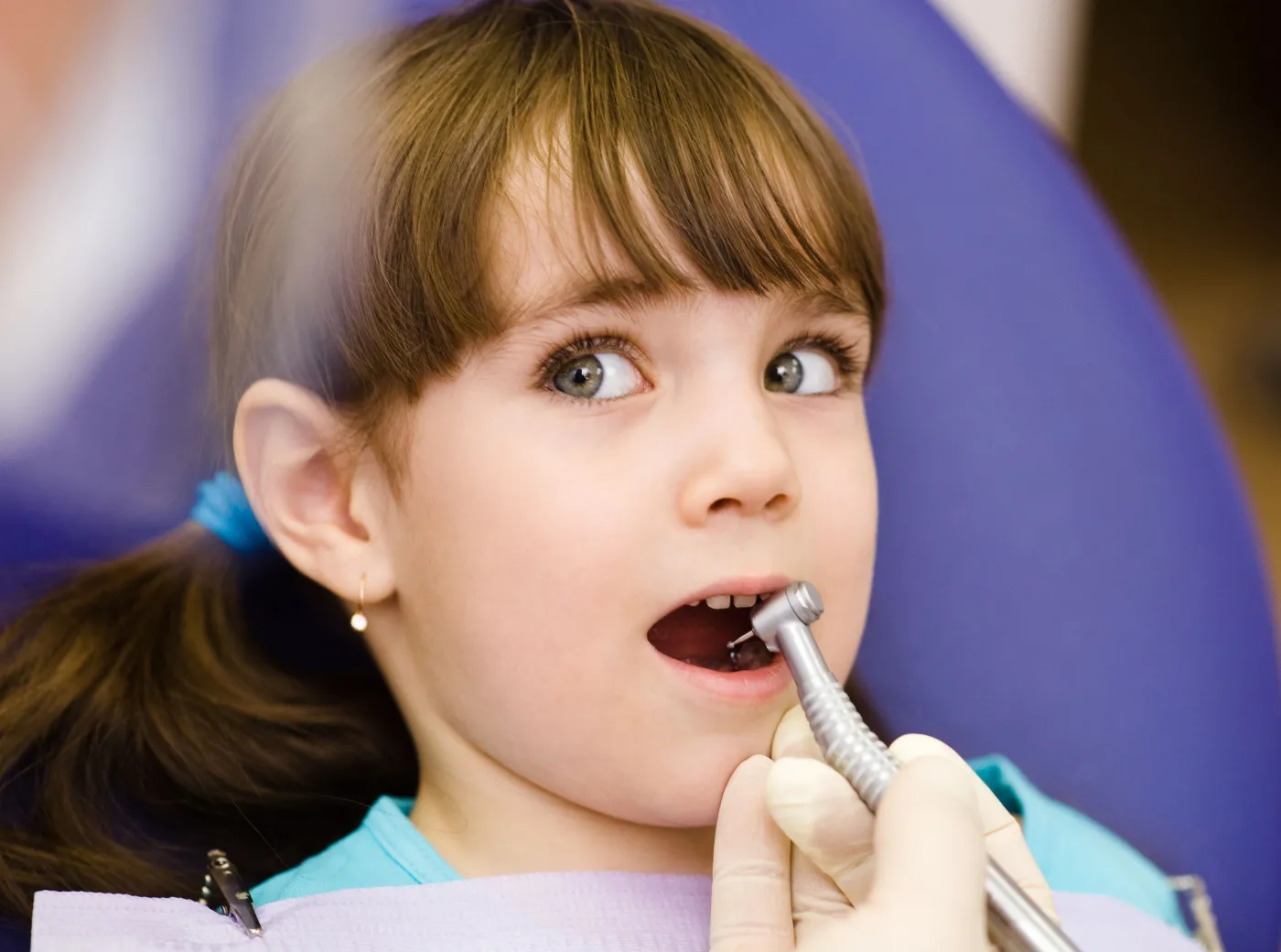Dziewczynka u dentysty