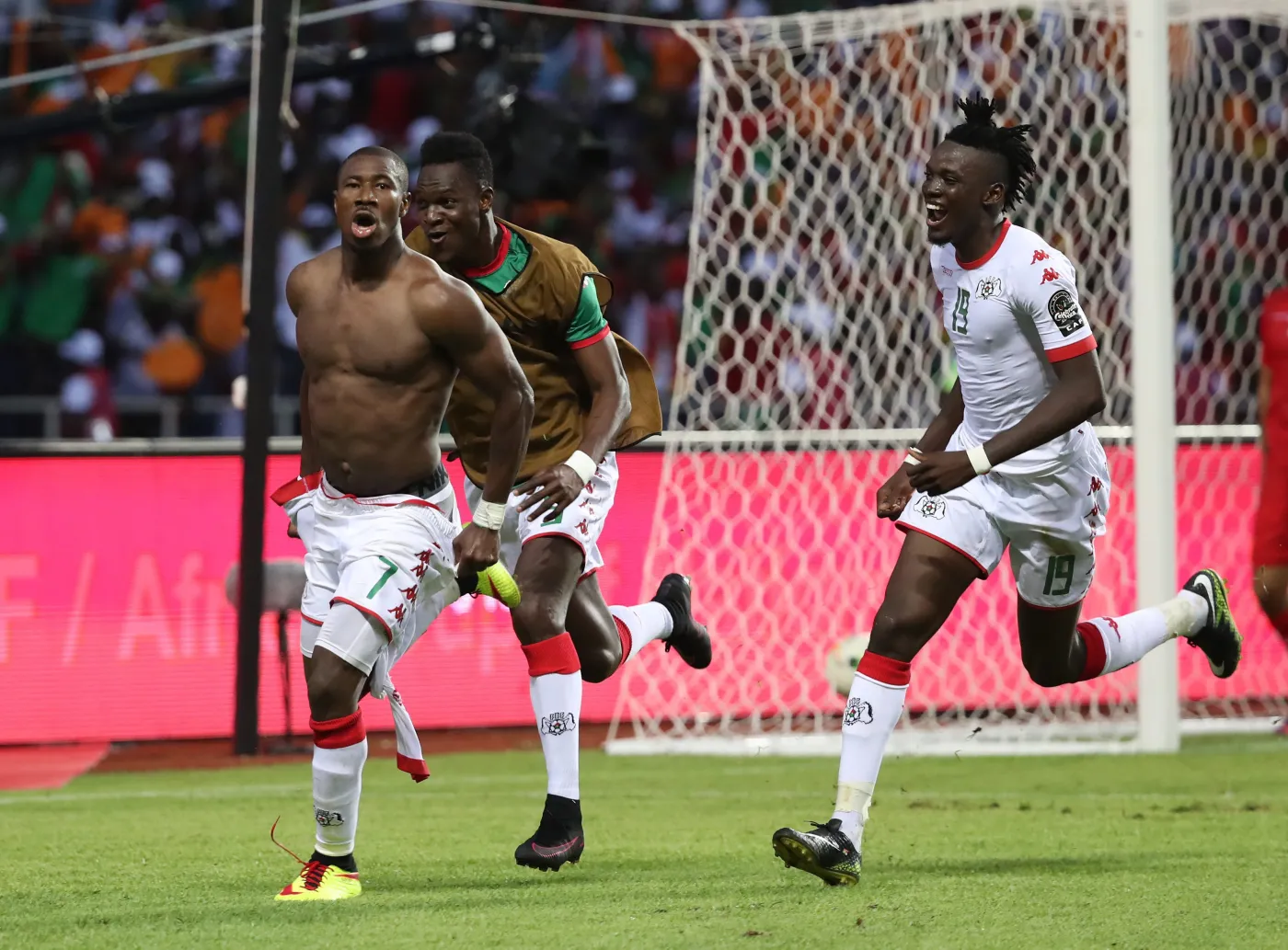Prejuce Nakoulma (z lewej)