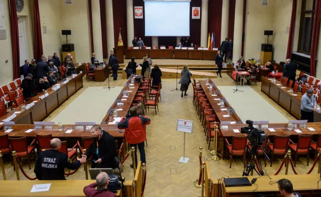 Radni PiS znaleźli sposób na zablokowanie referendum ws. poszerzenia granic Warszawy? Brak kworum