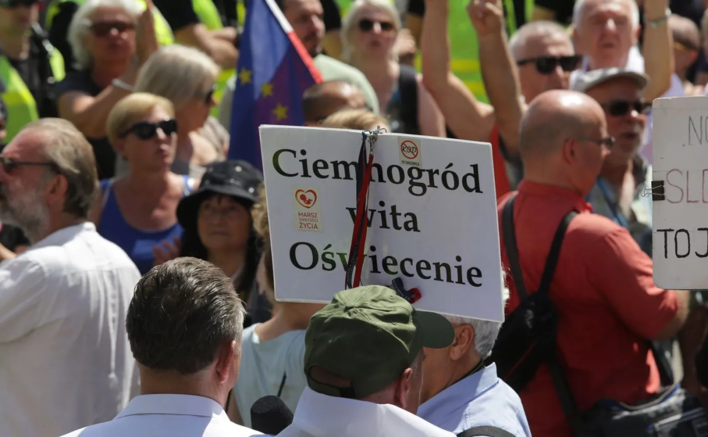 "Wypuśćcie wolnych obywateli". Policja siłą usunęła protestujących sprzed siedziby PiS