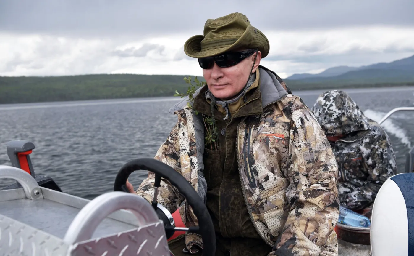 10357004-wladimir-putin-na-lodce.jpg