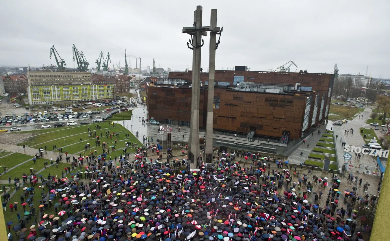Manifestacja KOD na Pl. Solidarności w Gdańsku