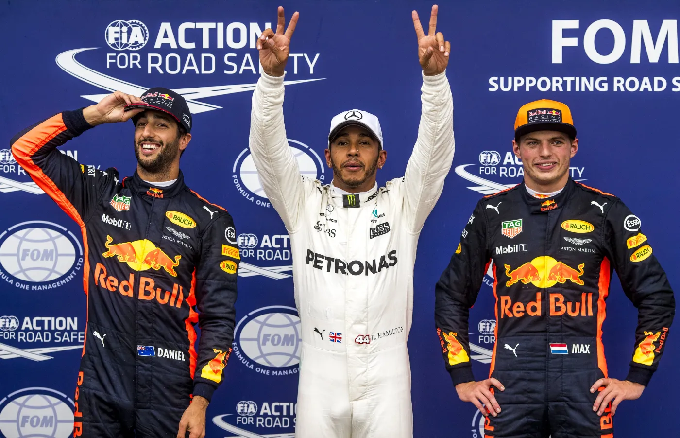 Lewis Hamilton (w środku)