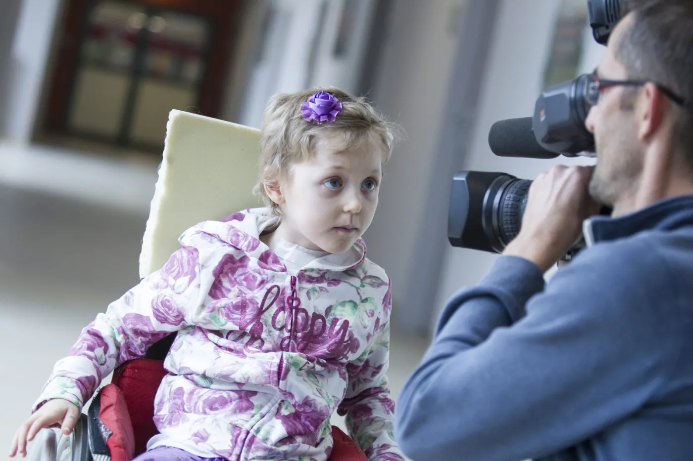 O krok od śmierci. 6-letnia Laura upadła na widły, wbiły jej się w głowę