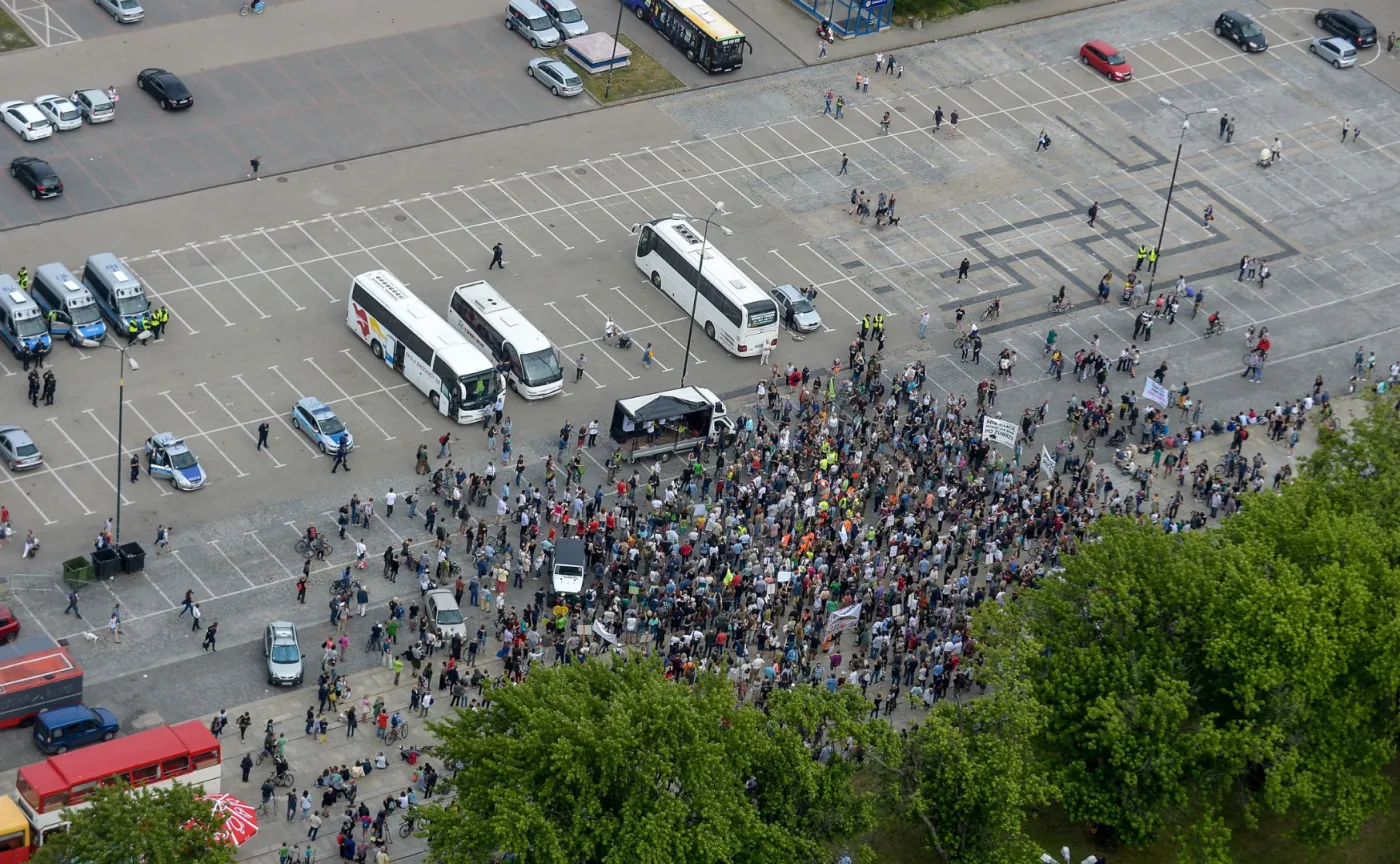 10260328-zbiorka-przed-protestem.jpg