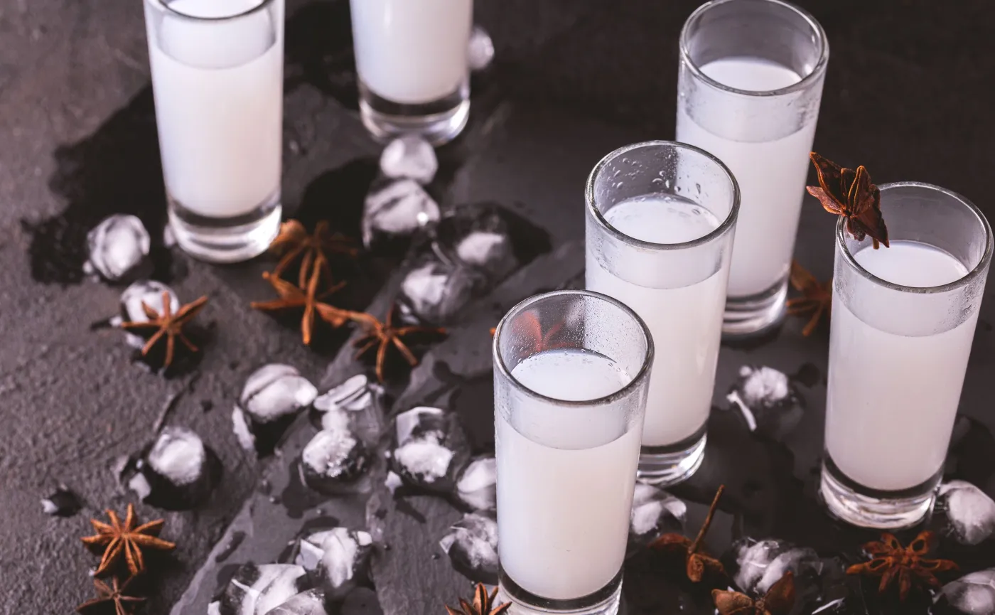 10694828-raki-ouzo-wodka-z-anyzem.jpg