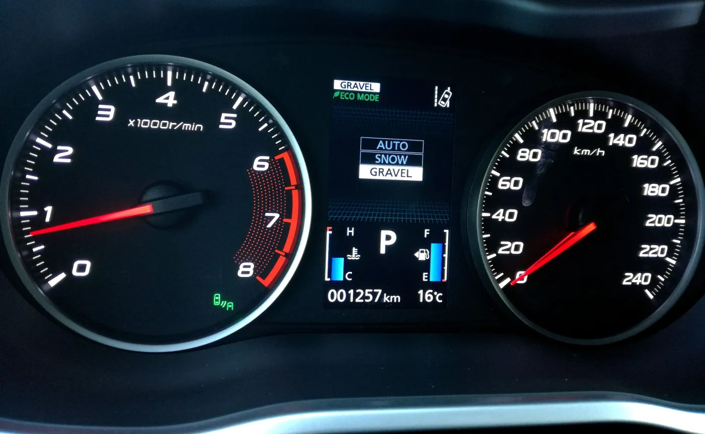 Napęd 4x4 daje możliwość korzystania z trzech ustawień: automatycznego, na śnieg oraz na luźną nawierzchnię